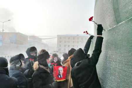Якутия. Живые цветы — вождю мирового пролетариата