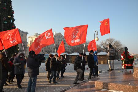 Астраханские коммунисты возложили цветы к памятникам Ленину