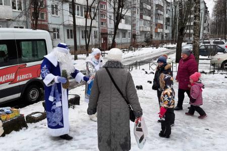Ленинградская область. Дед Мороз и Снегурочка из КПРФ поздравили детвору с праздником