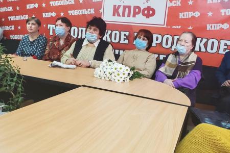 Тюменская область. Депутат-коммунист Юрий Юхневич вручил награды заслуженным тоболякам
