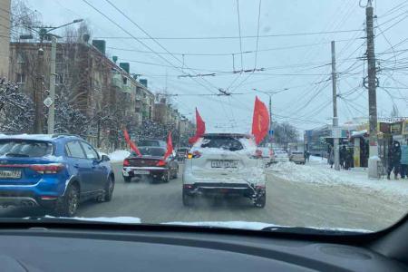 В день памяти В.И. Ленина коммунисты Чувашии возложили цветы к памятникам основателю Советского государства