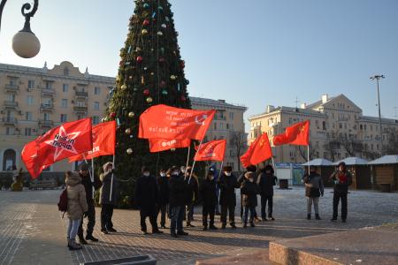 Астраханские коммунисты возложили цветы к памятникам Ленину