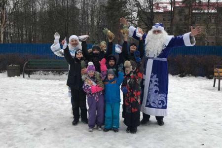 Ленинградская область. Дед Мороз и Снегурочка из КПРФ поздравили детвору с праздником