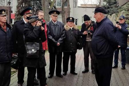 Севастопольские коммунисты и комсомольцы возложили цветы к стеле города-героя Ленинграда в честь окончательного снятия блокад