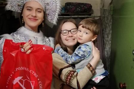 Нижегородская область. Активисты КПРФ и женской организации «Надежда России» при поддержке депутата Владимира Блоцкого подарили две тысячи подарков детям