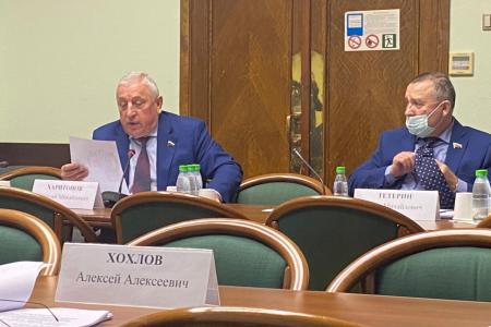 Николай Харитонов призвал профильный комитет Госдумы внимательно отнестись к вопросу драпировки мавзолея во время проведения военных парадов