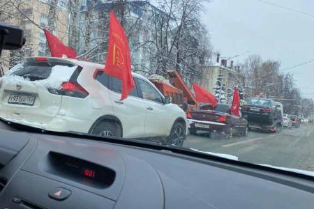 В день памяти В.И. Ленина коммунисты Чувашии возложили цветы к памятникам основателю Советского государства