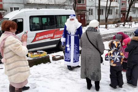 Ленинградская область. Дед Мороз и Снегурочка из КПРФ поздравили детвору с праздником