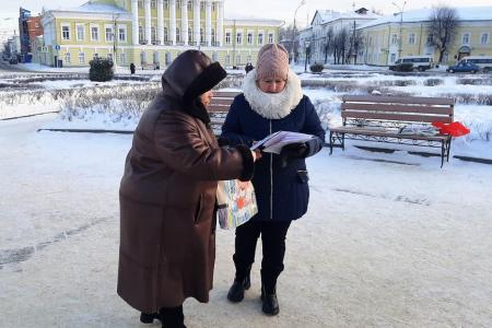 В Костроме активистки ВЖС «Надежда России» провели сбор подписей против памятника коленопреклоненному перед царем Ивану Сусанину
