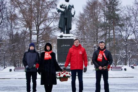 Возложение цветов к памятнику Ленину в Перми