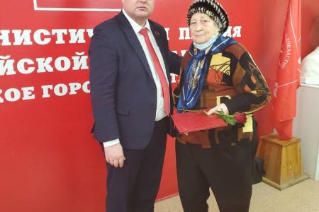 Тюменская область. Депутат-коммунист Юрий Юхневич вручил награды заслуженным тоболякам