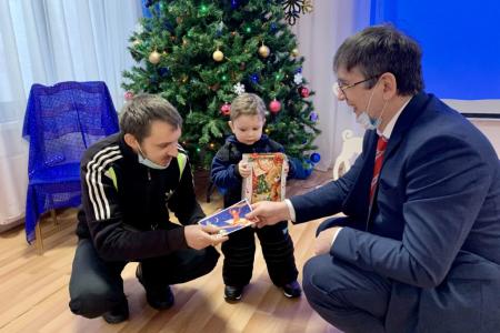 Ярославская детвора получила новогодние подарки от КПРФ