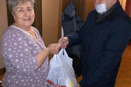 Ярославские коммунисты вручили продуктовые наборы нуждающимся семьям