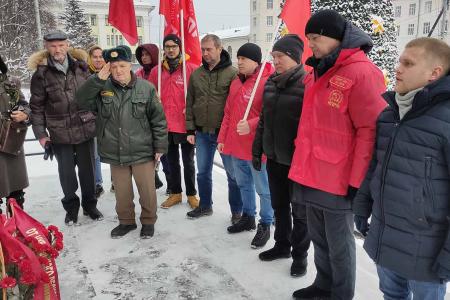 В день памяти В.И. Ленина коммунисты Чувашии возложили цветы к памятникам основателю Советского государства