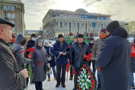 Свердловская область. Уральцы возложили цветы к памятнику В.И.Ленину