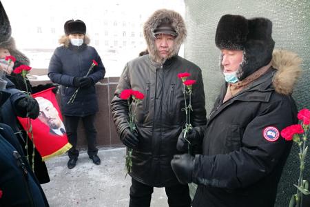 Якутия. Живые цветы — вождю мирового пролетариата