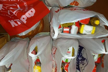 Ярославские коммунисты вручили продуктовые наборы нуждающимся семьям