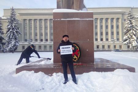 Кировские коммунисты возложили цветы к памятникам В.И. Ленину