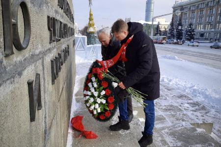 Свердловская область. Уральцы возложили цветы к памятнику В.И.Ленину