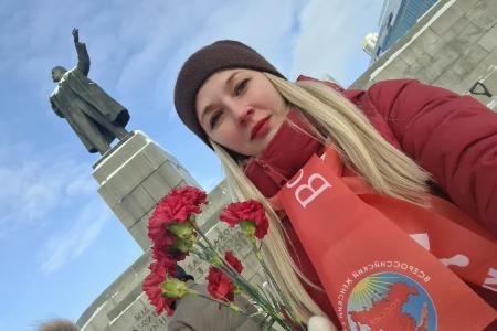 Свердловская область. Уральцы возложили цветы к памятнику В.И.Ленину