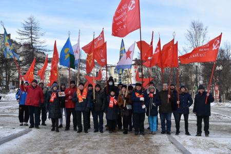 Магаданские коммунисты и комсомольцы приняли участие  в возложении цветов в честь Дня защитника Отечества