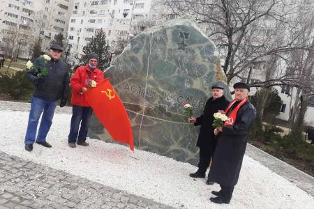 Севастопольские коммунисты отметили 103-ю годовщину рождения Советской армии и Военно-Морского Флота