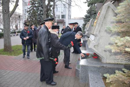 Севастопольские коммунисты, комсомольцы и члены ССО им. Кузнецова возложили цветы к стеле Сталинград на аллее городов-героев