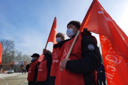 КПРФ в Туве в День защитника Отечества возложила цветы к памятнику павшим воинам на площади Победы.