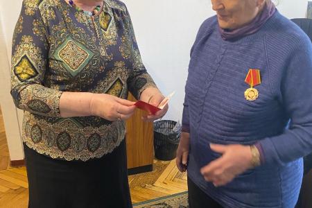 Депутат Тюменской областной Думы Т.Н. Казанцева вручила памятную медаль «75 лет Победы» Заслуженному врачу РФ Г.К. Дьячковой