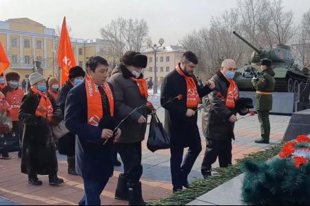 КПРФ в Туве в День защитника Отечества возложила цветы к памятнику павшим воинам на площади Победы.