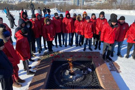 В Чувашии 23 февраля коммунисты организовали возложение цветов к памятникам, автопробеги и одиночные пикеты