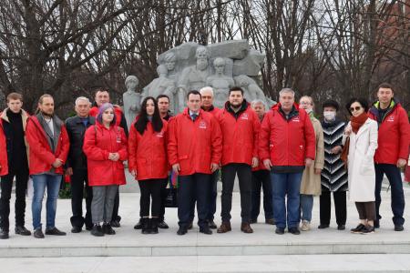 Краснодар. Активисты КПРФ почтили память жертв фашистской оккупации и возложили цветы в честь воинов-освободителей города
