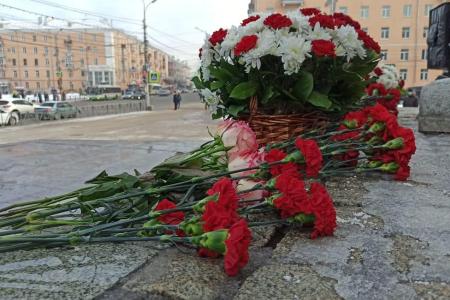 В Рязани в честь 78-й годовщины победы в Сталинградской битве состоялось возложение цветов к монументу Победы