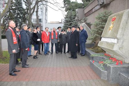 Севастопольские коммунисты, комсомольцы и члены ССО им. Кузнецова возложили цветы к стеле Сталинград на аллее городов-героев