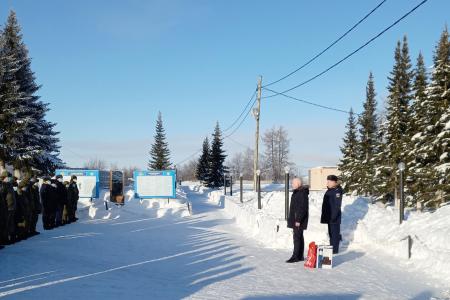 Ненецкий автономный округ. Михаил Райн поздравил военнослужащих в поселке Искателей
