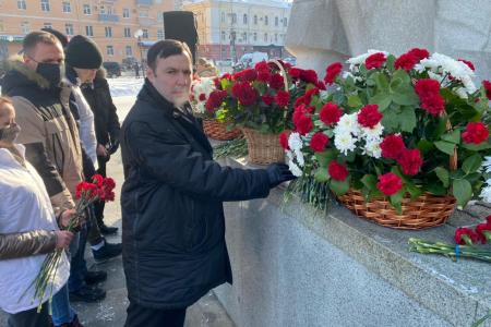 Рязань. Депутаты-коммунисты приняли участие в торжественных мероприятиях, приуроченных ко Дню Советской армии и ВМФ