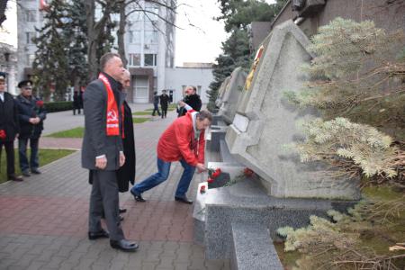 Севастопольские коммунисты, комсомольцы и члены ССО им. Кузнецова возложили цветы к стеле Сталинград на аллее городов-героев