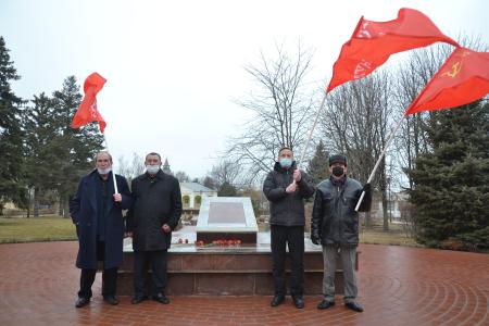 Коммунисты отметили 103-ю годовщину установления советской власти в Астрахани