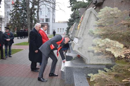 Севастопольские коммунисты, комсомольцы и члены ССО им. Кузнецова возложили цветы к стеле Сталинград на аллее городов-героев