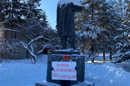 В Чувашии 23 февраля коммунисты организовали возложение цветов к памятникам, автопробеги и одиночные пикеты