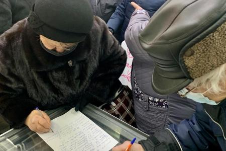 Лидер ярославских коммунистов Александр Воробьев вместе с брагинцами борется за сохранение торгового комплекса