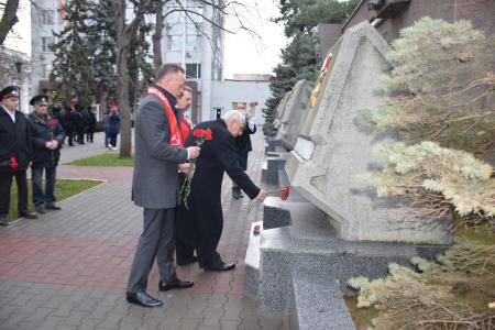 Севастопольские коммунисты, комсомольцы и члены ССО им. Кузнецова возложили цветы к стеле Сталинград на аллее городов-героев