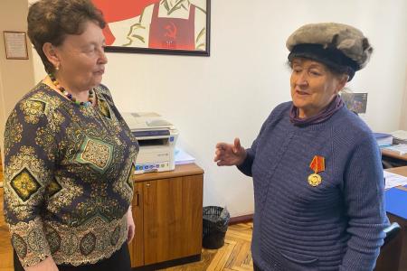 Депутат Тюменской областной Думы Т.Н. Казанцева вручила памятную медаль «75 лет Победы» Заслуженному врачу РФ Г.К. Дьячковой