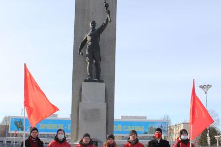 Коммунисты в Брянске отметили 103-ю годовщину создания Красной Армии