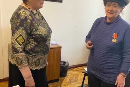 Депутат Тюменской областной Думы Т.Н. Казанцева вручила памятную медаль «75 лет Победы» Заслуженному врачу РФ Г.К. Дьячковой