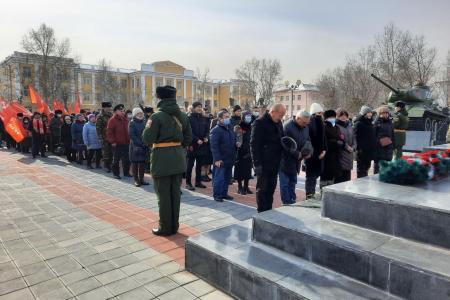 КПРФ в Туве в День защитника Отечества возложила цветы к памятнику павшим воинам на площади Победы.