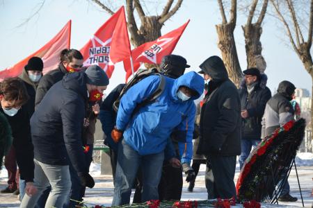Астрахань. Цветы - защитникам отечества и создателю Красной Армии
