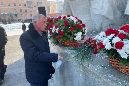 Рязань. Депутаты-коммунисты приняли участие в торжественных мероприятиях, приуроченных ко Дню Советской армии и ВМФ