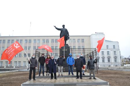 Коммунисты отметили 103-ю годовщину установления советской власти в Астрахани