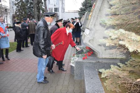 Севастопольские коммунисты, комсомольцы и члены ССО им. Кузнецова возложили цветы к стеле Сталинград на аллее городов-героев